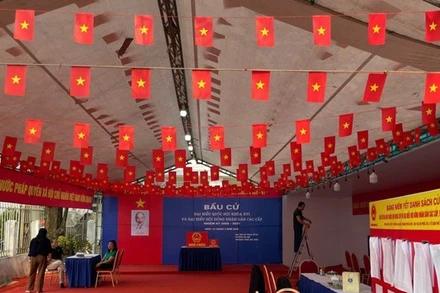 Khu vực bỏ phiếu được trang hoàng khang trang, danh sách cử tri và danh sách ứng cử viên được niêm yết đầy đủ, tạo điều kiện thuận lợi để người dân theo dõi trước khi thực hiện quyền bầu cử.