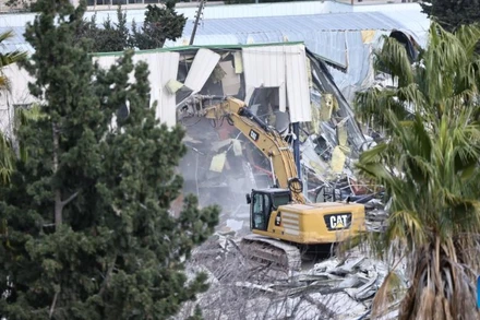 Giới chức Israel phá dỡ một tòa nhà nằm trong khuôn viên của Cơ quan cứu trợ người tị nạn Palestine của Liên hợp quốc (UNRWA) tại Đông Jerusalem, ngày 20/1/2026. (Ảnh: Tân Hoa xã)