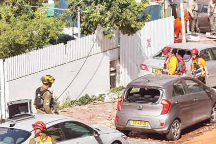 Hiện trường một vụ tấn công bằng tên lửa nhằm vào Rehovot, Israel. (Ảnh: TÂN HOA XÃ)