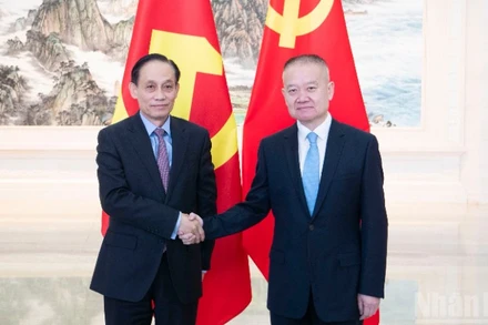 Đồng chí Lê Hoài Trung, Ủy viên Bộ Chính trị, Bí thư Đảng ủy, Bộ trưởng Ngoại giao, Đặc phái viên của Tổng Bí thư Tô Lâm với đồng chí Lưu Hải Tinh, Ủy viên Trung ương Đảng, Trưởng Ban Liên lạc Đối ngoại Trung ương Đảng Cộng sản Trung Quốc.