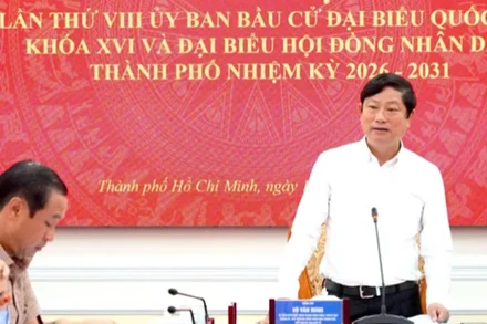 Đồng chí Võ Văn Minh, Ủy viên Trung ương Đảng, Phó Bí thư Thành ủy, Chủ tịch Hội đồng nhân dân Thành phố Hồ Chí Minh, Chủ tịch Ủy ban Bầu cử thành phố phát biểu tại phiên họp.