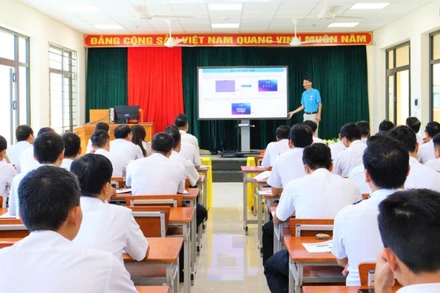 Đại diện Công ty trách nhiệm hữu hạn giải pháp thông minh và công nghệ Hưng Phát hướng dẫn sử dụng màn hình tương tác HORION.