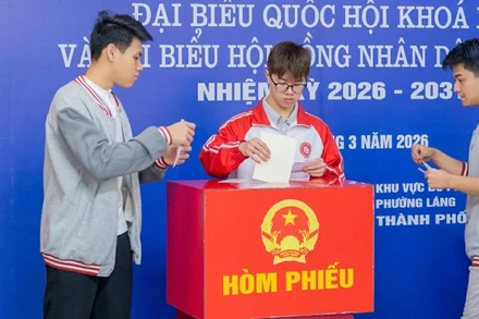 Những cử tri là sinh viên Trường đại học Ngoại thương tham gia bỏ phiếu.