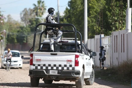 Lực lượng an ninh tuần tra tại khu vực gần nơi xảy ra một vụ nổ súng tại Salamanca, bang Guanajuato, miền trung Mexico, ngày 26/1/2026. (Ảnh: Xinhua)