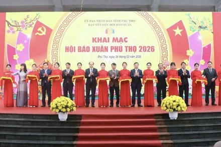 Các đại biểu thực hiện nghi thức khai mạc Hội báo Xuân Phú Thọ 2026.