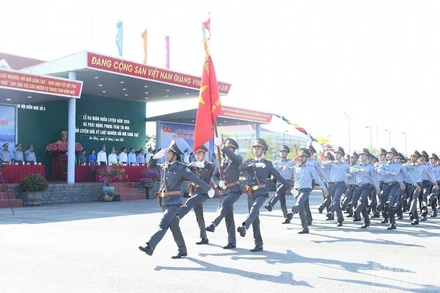 Duyệt đội ngũ trong lễ ra quân huấn luyện.