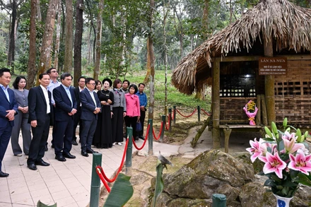 Đoàn công tác Báo Nhân Dân tổ chức chương trình về nguồn và tặng quà tại xã Tân Trào. (Ảnh: THÀNH ĐẠT)