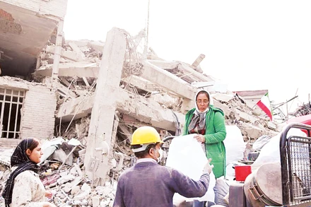 Người dân dọn dẹp nhà bị phá hủy ở Tehran, Iran. (Ảnh: TÂN HOA XÃ)