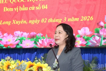 Bà Võ Thị Ánh Xuân trình bày chương trình nếu được bầu làm đại biểu Quốc hội trước các cử tri.