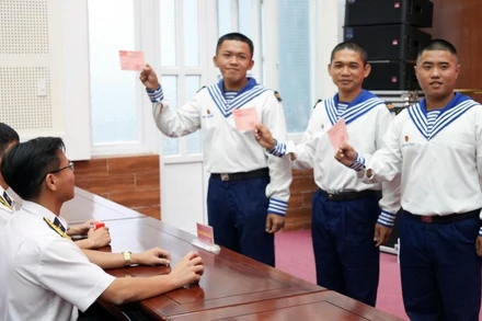 Chiến sĩ trẻ Vùng 2 Hải quân đi bầu cử sáng 26/2.