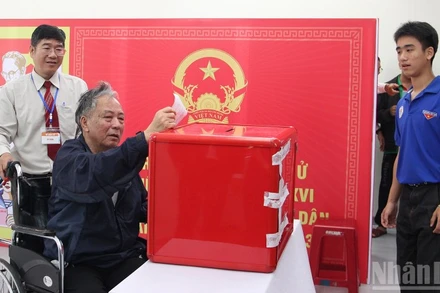 Cử tri Đinh Hữu Hồng bỏ phiếu.