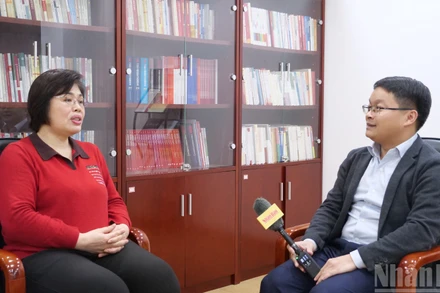 Học giả Phan Kim Nga (bên trái) trao đổi với phóng viên Báo Nhân Dân thường trú tại Trung Quốc.