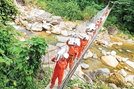 Nỗ lực đưa điện đến các bản làng vùng sâu ở xã Trà Tập.