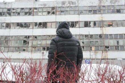 Một người đàn ông đang nhìn hướng về tòa nhà bị phá hủy bởi tên lửa và máy bay không người lái của Nga tại Thủ đô Kiev của Ukraine, ngày 9/1/2026. (Ảnh: Xinhua)