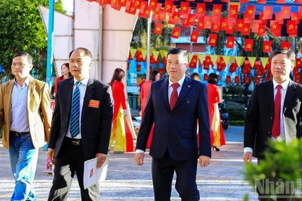 Bí thư Tỉnh ủy Lâm Đồng Y Thanh Hà Niê Kđăm (thứ hai, bên phải) bỏ phiếu bầu cử tại Tổ dân phố Lê Hồng Phong, phường Xuân Hương-Đà Lạt.