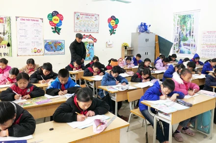 Trường phổ thông Dân tộc bán trú tiểu học Tùng Vài chủ động phòng, chống rét cho học sinh.