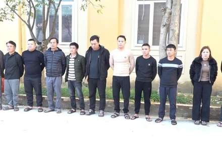 Số đối tượng đánh bạc bị bắt giữ. (Ảnh: Công an Nghệ An)