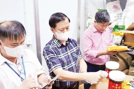 Cơ quan chức năng kiểm tra cơ sở sản xuất, kinh doanh thực phẩm tại Thành phố Hà Nội. (Ảnh: THU THẢO)