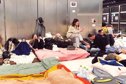 Người dân nghỉ đêm tại một nhà ga tàu điện khi chuông báo động được kích hoạt trên khắp Israel. (Ảnh TÂN HOA XÃ)