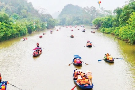 Du khách trảy hội chùa Hương. (Ảnh: LÊ PHÚ)