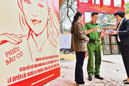 Lực lượng Công an thành phố Hà Nội và Đại học Bách khoa Hà Nội phối hợp đôn đốc tiến độ phát thẻ cử tri. (Ảnh PHÚ KHÁNH)