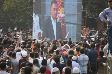 Người dân Bangladesh chứng kiến qua màn hình Lễ nhậm chức của Thủ tướng đắc cử Tarique Rahman tại Tòa nhà Quốc hội ở Thủ đô Dhaka, Bangladesh, ngày 17/2/2026. (Ảnh: Xinhua)