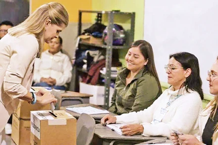 Ứng cử viên Laura Fernandez bỏ phiếu tại điểm bầu cử ở Cartago. (Ảnh: Tân Hoa xã)