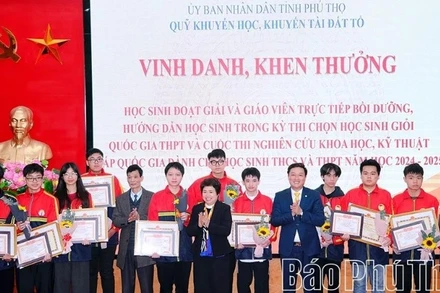 Khen thưởng các học sinh đạt thành tích cao trong các kỳ thi quốc gia. (Ảnh: Lê Minh, Báo và Phát thanh truyền hình Phú Thọ).