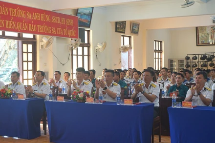 Cán bộ, chiến sĩ và người dân đảo Trường Sa xem truyền hình trực tiếp phiên khai mạc Đại hội Đảng lần thứ XIV.