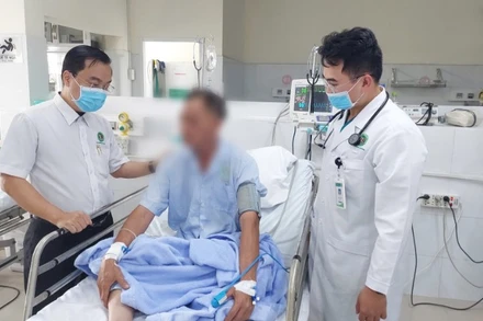 Bác sĩ Bệnh viện Lê Văn Thịnh thăm khám bệnh nhân T. (Ảnh: Bệnh viện cung cấp).