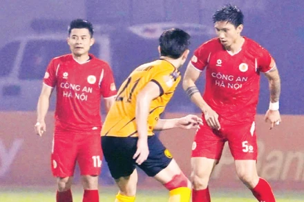 Công an Hà Nội (áo đỏ) “lội ngược dòng” thắng Đông Á Thanh Hóa 3-1.