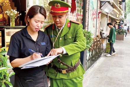 Cảnh sát Trật tự Công an phường Cửa Nam tuyên truyền trực tiếp đến cơ sở kinh doanh nội dung Xử phạt vi phạm bằng hình ảnh “phạt nguội”.