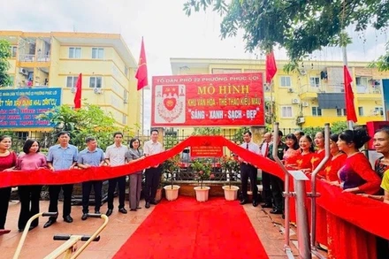 Cán bộ và nhân dân phường Phúc Lợi tại lễ khánh thành công trình khu văn hóa-thể thao kiểu mẫu tại tổ dân phố số 22.