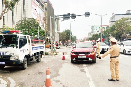 Lực lượng Cảnh sát giao thông tỉnh Thanh Hóa tuần tra, xử lý phương tiện vi phạm dịp Tết. (Ảnh: MAI LUẬN)