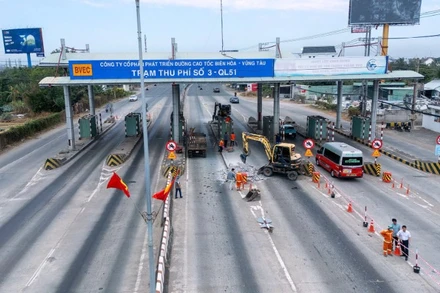 Cảnh tháo dỡ Trạm thu phí T3 sáng 4/2.