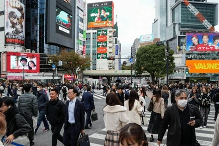 Người dân qua lại tại một tuyến phố của Thủ đô Tokyo, Nhật Bản. (Ảnh: Xinhua)