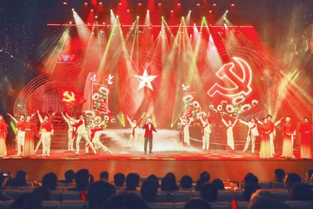 Chương trình nghệ thuật "Với Đảng vẹn toàn niềm tin yêu". (Ảnh TTXVN)