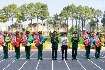 Thủ trưởng Bộ Tư lệnh Quân khu 7 và Bộ Tư lệnh Thành phố Hồ Chí Minh trao quà cho quân nhân xuất ngũ.