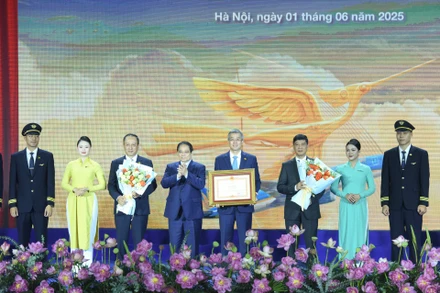Thủ tướng Phạm Minh Chính trao bằng khen của Chính phủ cho Tổng Công ty Hàng không Việt Nam
