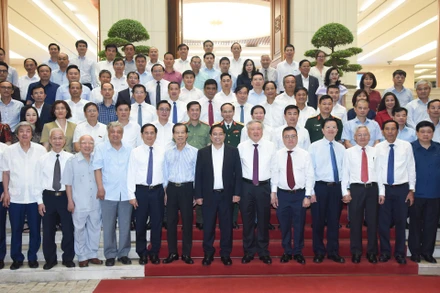 Thủ tướng Phạm Minh Chính với lãnh đạo, nguyên lãnh đạo các cơ quan báo chí.