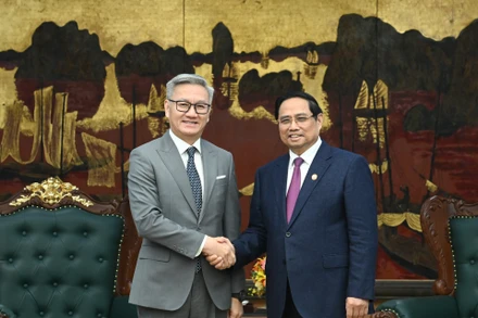 Thủ tướng Phạm Minh Chính và Bộ trưởng Ngoại giao Lào Thongsavanh Phomvihane.