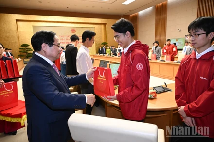 Thủ tướng Phạm Minh Chính trao tặng quà cho các học sinh đoạt giải tại các kỳ thi quốc tế năm 2025.