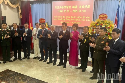 Đại diện hai nước chụp ảnh tại buổi chiêu đãi.