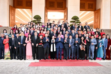 Thủ tướng Phạm Minh Chính chụp ảnh lưu niệm cùng các đại biểu. 