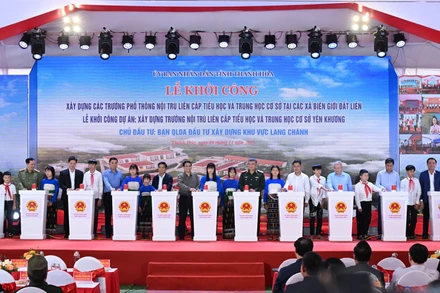 Thủ tướng Phạm Minh Chính và các đại biểu thực hiện nghi thức khởi công.