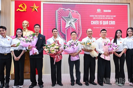 Các nghệ sĩ "Chiến sĩ quả cảm" và Top 3 Hoa hậu Việt Nam giao lưu tại Báo Nhân Dân.