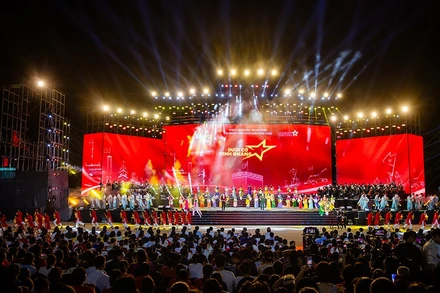 Chương trình nghệ thuật đặc biệt "Dưới cờ vinh quang". (Ảnh: Ban tổ chức)