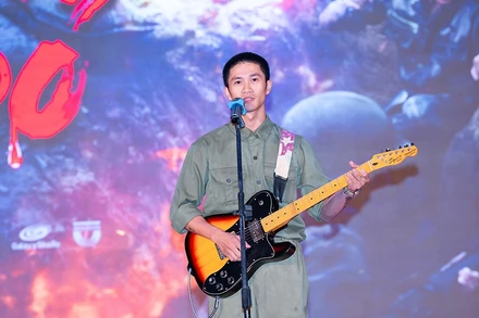 Diễn viên, nhạc sĩ Nguyễn Hùng trình bày ca khúc "Còn gì đẹp hơn" tại buổi ra mắt phim "Mưa đỏ". (Ảnh: Galaxy Studio)