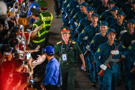 [Ảnh] Các khối diễu binh đi qua Hàng Khay-Tràng Tiền trong buổi sơ duyệt