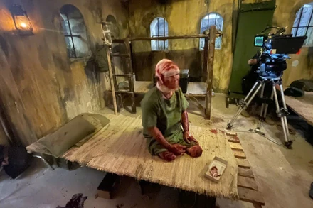 Một thương binh đã được hóa trang để vào cảnh quay. (Ảnh: Galaxy Studio)